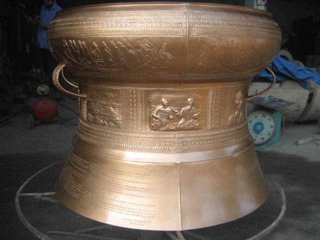 ມອບຄ້ອງບັ້ງໃຫ້ແກ່ເຂດອະນຸສອນ ສະຖານປະທ່ານໂຮ່ຈິມິນ ຢູ່ ສປປລາວ